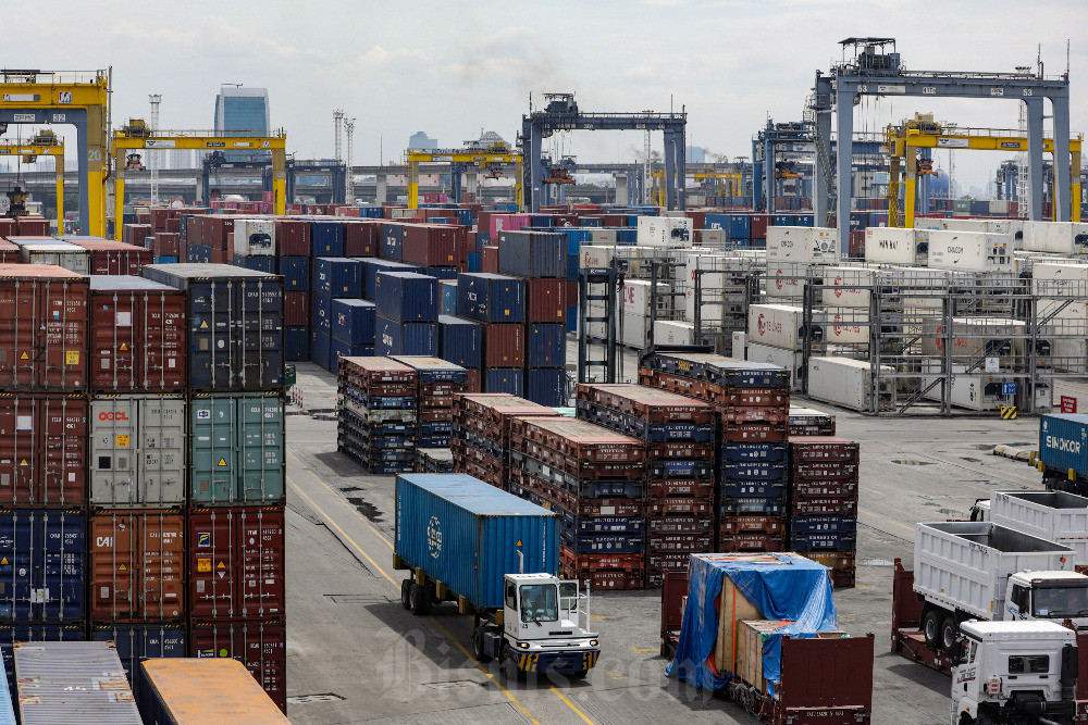 Truk kontainer melintas di antara tumpukan peti kemas di Pelabuhan Tanjung Priok, Jakarta, Selasa (3/6/2025). Bisnis/Arief Hermawan P