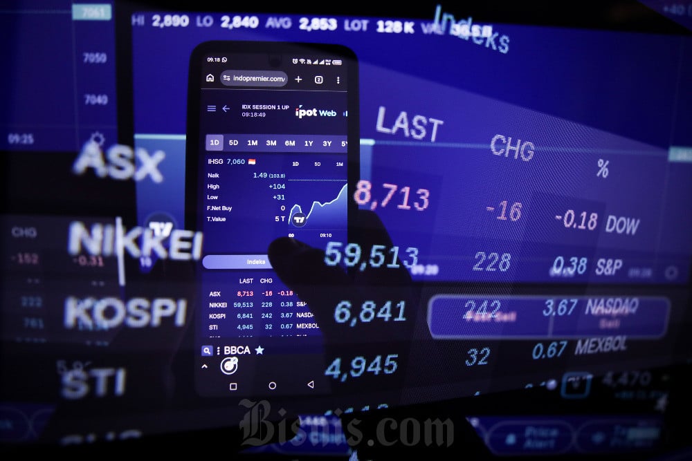 Investor mengamati pergerakan harga saham di Depok, Jawa Barat, Senin (4/5/2026). Bisnis/Arief Hermawan P