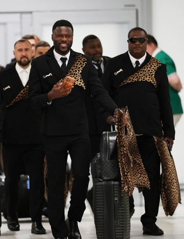Timnas Kongo memakai setelan dengan sentuhan motif leopard karya desainer Alvin Mak ketika tiba di bandara Houston, Amerika Serikat, jelang Piala Dunia 2026. (Foto: IMAGN IMAGES via Reuters/TROY TAORMINA)