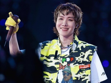 Gaya J-Hope BTS pakai vest bertuliskan Pertamina Enduro VR46 saat konser di Busan. Foto: dok. X