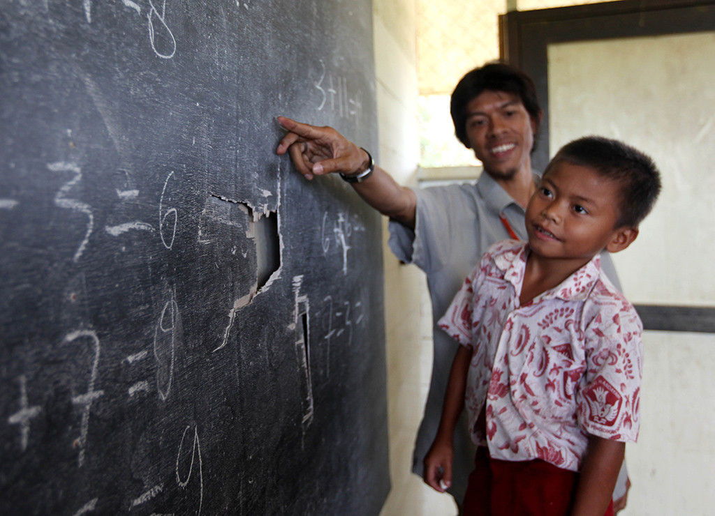 Guru mengajar di depan kelas. Foto: MI/Gino Hadi