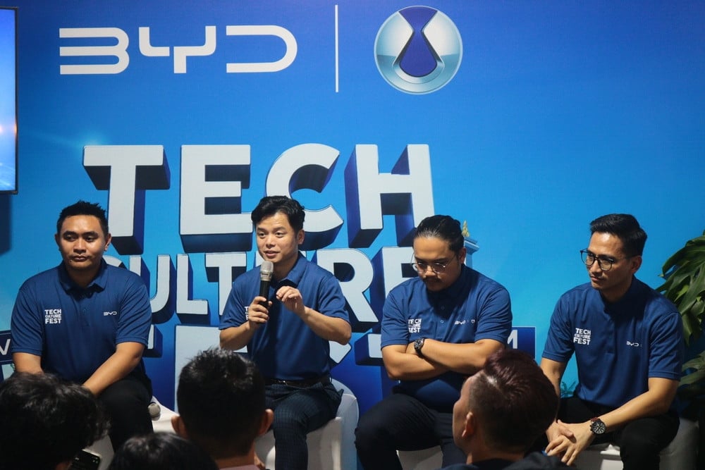 Presiden Direktur BYD Indonesia, Eagle Zhao (kedua kiri), memberikan keterangan dalam konferensi pers yang digelar usai pembukaan BYD Tech-Culture Fest yang digelar di Kota Semarang pada Rabu (17/6/2026)/Bisnis-Muhammad Faisal Nur Ikhsan