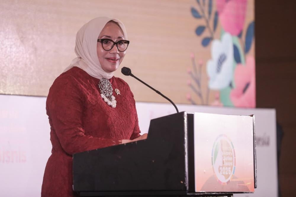 Menteri Pemberdayaan Perempuan dan Perlindungan Anak Arifah Choiri Fauzi memberikan kata sambutan saat acara Women in SDG’s Action Award 2025 di Jakarta, Selasa (11/11/2025)./JIBI/Bisnis/Arief Hermawan P