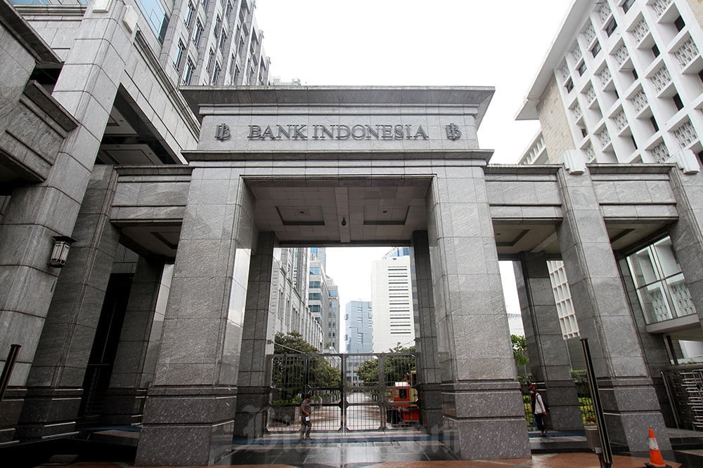 Karyawan melintas di gedung Bank Indonesia (BI) di Jakarta, belum lama ini. Bisnis/Arief Hermawan P