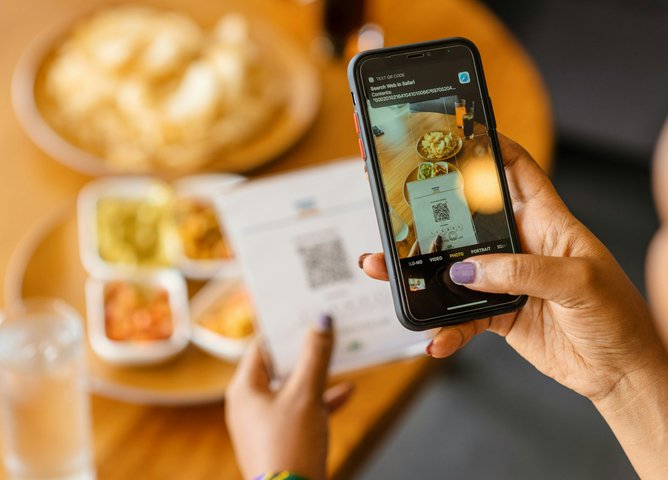 Ilustrasi: Waspada Penipuan Digital: Mitos atau Fakta Penyedotan Saldo Rekening Melalui Pemindaian QR Menu Restoran?