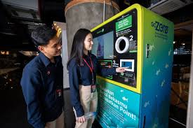 Karyawan Telkom menggunakan mesin reverse vending machine (RVM) untuk mendaur ulang botol plastik bekas di lingkungan kantor. Program tersebut menjadi bagian dari berbagai inisiatif keberlanjutan yang dijalankan perusahaan guna mendukung pengelolaan lingkungan dan ekonomi rendah karbon.(Dok. Telkom)