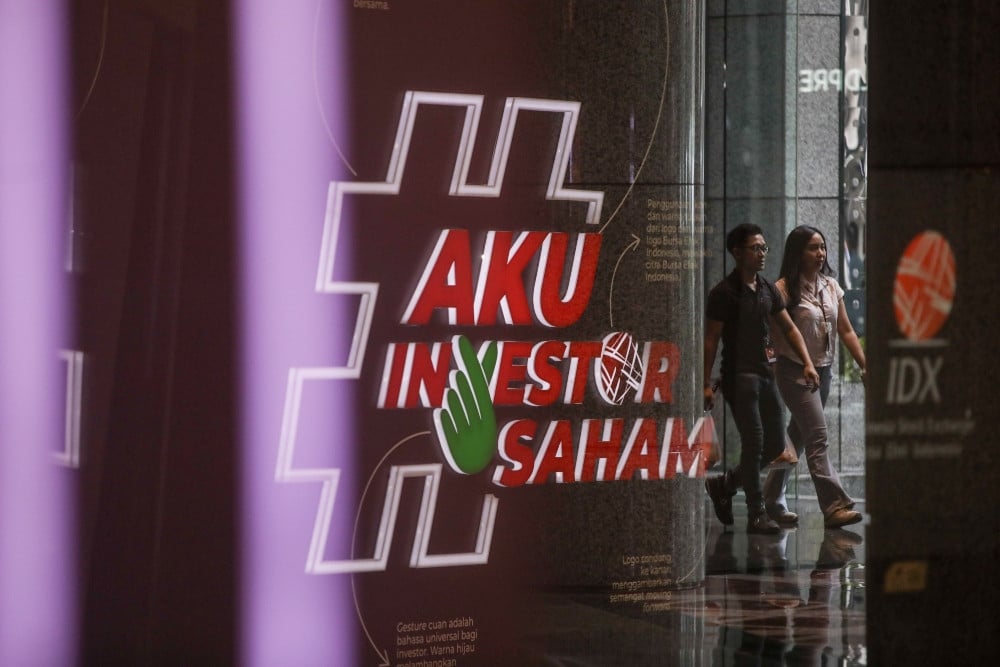 Karyawan beraktivitas di kantor PT Bursa Efek Indonesia, Jakarta, Senin (20/4/2026). JIBI/Bisnis/Arief Hermawan P
