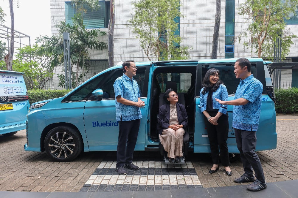 Direktur Utama PT Blue Bird Tbk. Adrianto Djokosoetono (dari kiri), Guru Besar Gerontologi & Penasihat Centre for Family and Ageing Studies (CeFAS) Universitas Respati Indonesia Prof. Tri Budi W Rahardjo, Board of Advisors PT Blue Bird Tbk. & Koordinator Bluebird Peduli Noni Purnomo, dan Wakil Direktur Utama Sigit Djokosoetono berbincang saat mencoba Lifecare Taxi di Jakarta, Kamis (25/4/2024). - Bisnis/Himawan L Nugraha