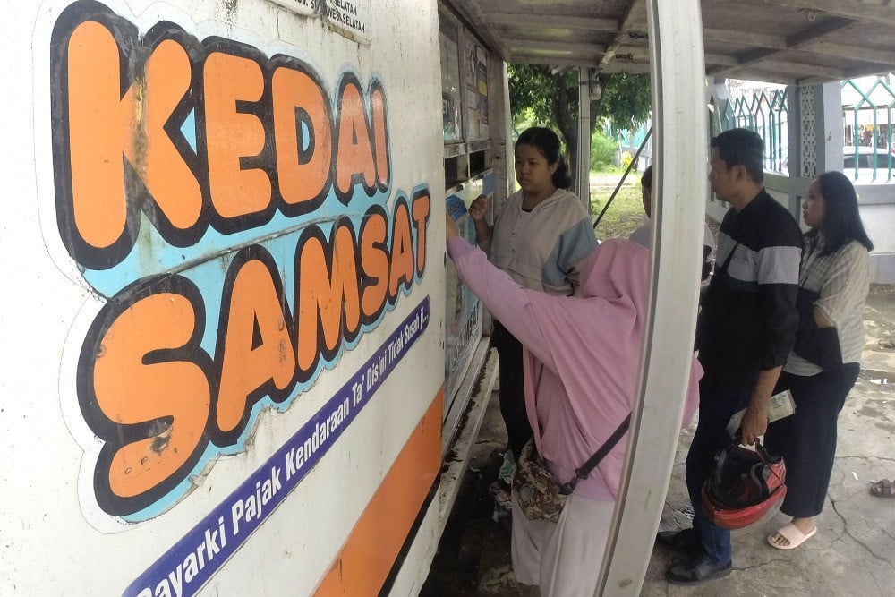 Pemilik kendaraan bermotor melakukan pembayaran pajak kendaraan bermotor tahunan di kedai Samsat Al Markaz Al Islami di Makassar, Sulawesi Selatan, Jumat (31/1/2025)/