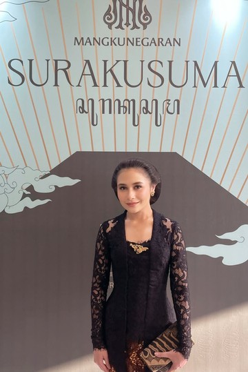 Ilustrasi: Pesona Elegan Prilly Latuconsina dalam Balutan Kebaya Hitam di Puncak Perayaan Malam 1 Suro Mangkunegaran