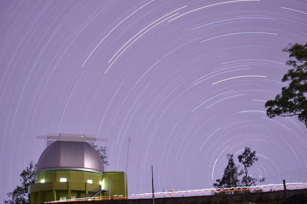 Fenomena jejak bintang (star trail) tampak di Observatorium Nasional Timau.