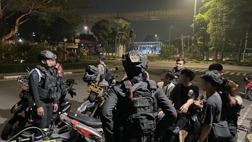 Brimob Polda Metro Jaya Amankan Enam Remaja dan Sita Senjata Tajam dalam Patroli Pencegahan Tawuran Malam Hari