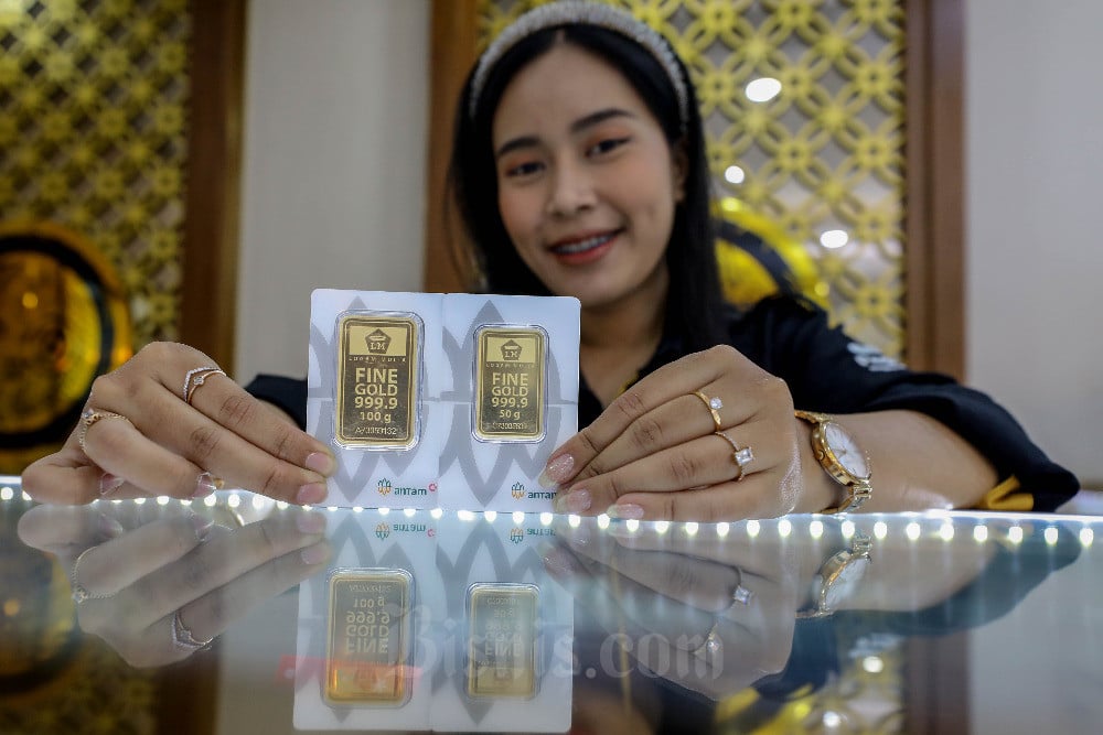 Karyawan menunjukan emas di Galeri 24 Pegadaian, Jakarta. Bisnis/Eusebio Chrysnamurti