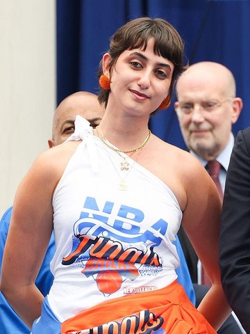 Ilustrasi: Kolaborasi Unik: 'First Lady' New York Rama Duwaji Ciptakan Busana High Fashion dari Merchandise Tim Knicks