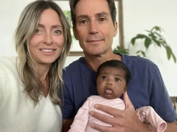 Foto: Tiffany Score dan Steven Mills, pasangan yang melahirkan anak beda ras lewat program bayi tabung di Florida, AS. (Foto: Tiffany Score dan Steven Mills)