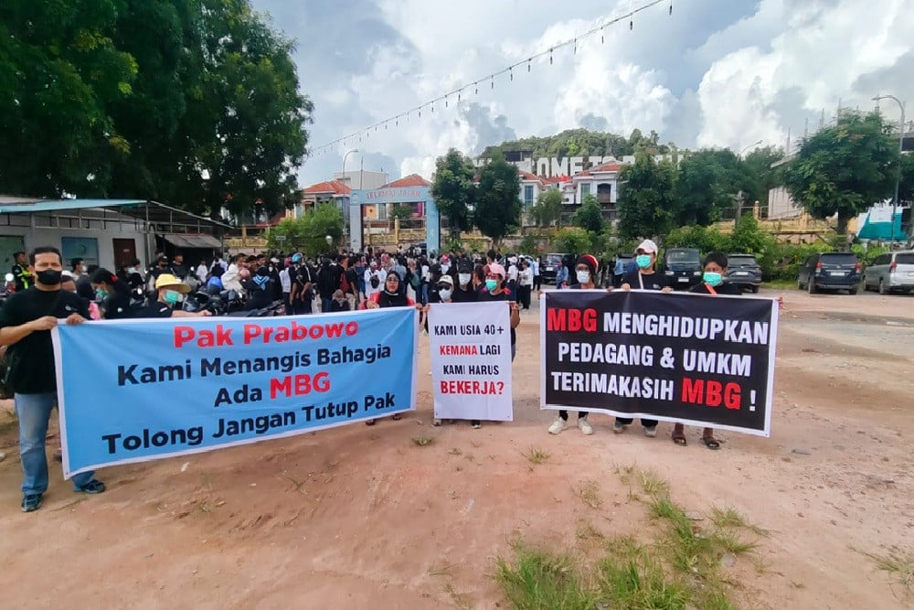 Muncul ratusan massa yang menyebut diri Relawan MBG di alun-alun Engku Putri Batam Center Sabtu 20 Juni 2026, menyuarakan tuntutan untuk meneruskan program Makan Bergizi Gratis (MBG). / Istimewa.
