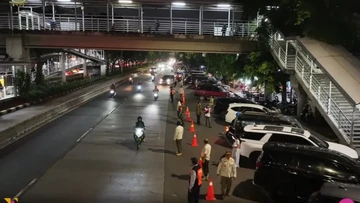 Dishub DKI Turun Tangan Atasi Kemacetan Akibat Parkir Liar yang Makan Separuh Jalan di Cawang