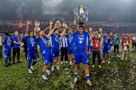 Tim dan ofisial Persib Bandung mengangkat piala usai menjuarai BRI Super League 2025/2026 di Stadion Gelora Bandung Lautan Api (GBLA), Bandung, Jawa Barat, Sabtu (23/5/2026). Persib Bandung menjadi juara BRI Super League 2025/2026 dengan raihan 79 poin dan menjadi juara tiga kali berturut-turut sejak musim kompetisi 2023-2024.( ANTARA FOTO/Abdan Syakura)