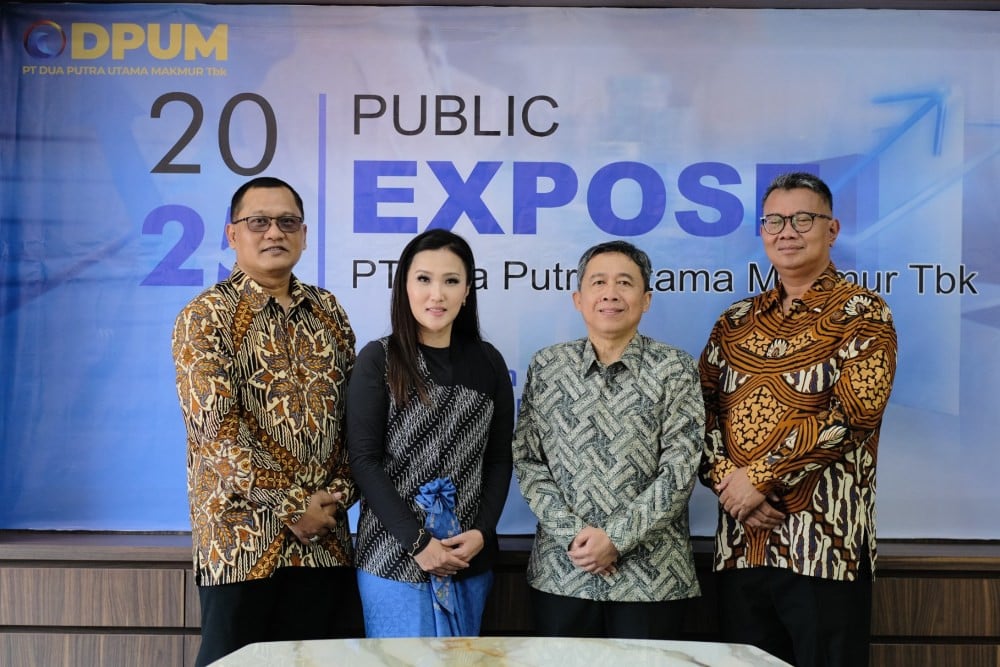 Jajaran komisaris dan direksi PT Dua Putra Utama Makmur Tbk. (DPUM). Perseroan menargetkan kegiatan ekspor kembali berjalan pada pertengahan Juli 2026 seiring dengan proses pemulihan fasilitas produksi yang terdampak insiden kebakaran beberapa waktu lalu.