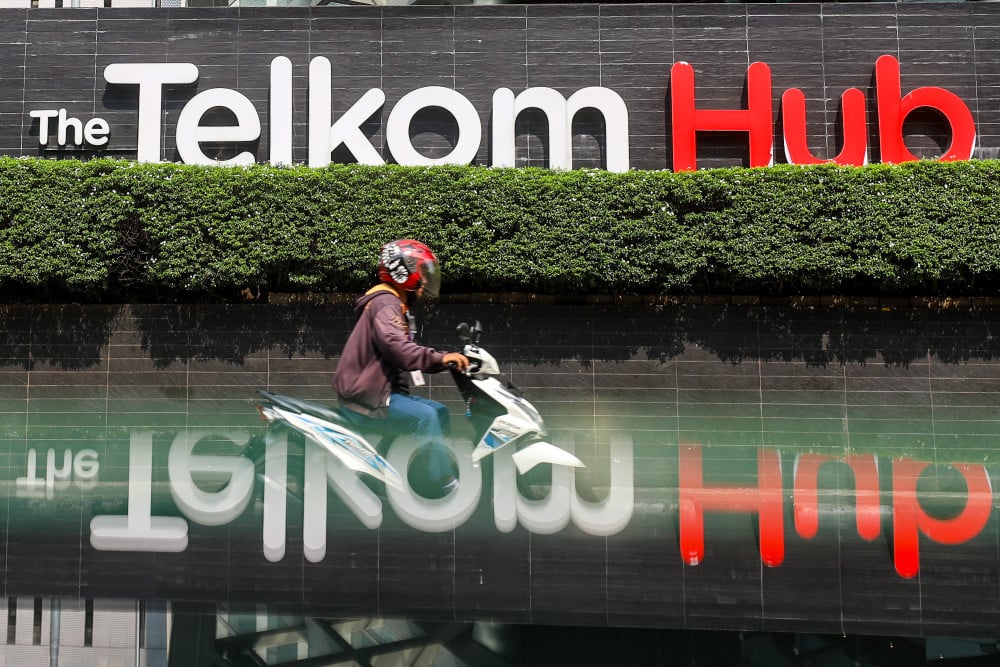 Pengendara motor melintas di depan gedung Telkom di Jakarta, Minggu (10/5/2026). Bisnis/Abdurachman
