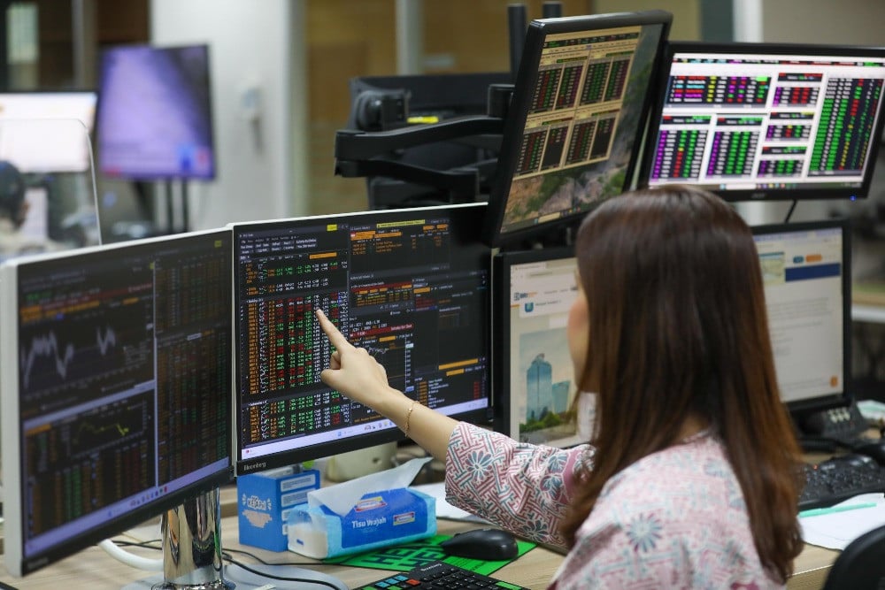 Pegawai mengamati data pergerakan saham di kantor BRI Danareksa Sekuritas di Jakarta, Rabu (7/1/2026). Berdasarkan data RTI Infokom, pada pukul 16.00 WIB, IHSG ditutup pada posisi 8.944,81 atau naik 0,13%./JIBI Bisnis/Himawan L Nugraha