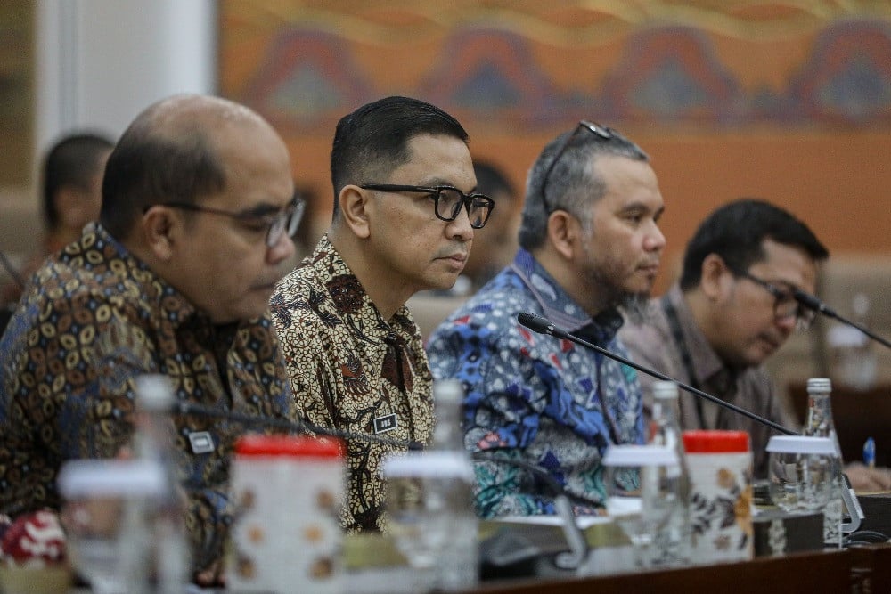 Direktur Utama PT Pos Indonesia (Persero) Daud Joseph (kedua kiri) didampingi jajaran direksi mengikuti Rapat Dengar Pendapat (RDP) dengan Komisi VI DPR di Kompleks Parlemen, Senayan, Jakarta, Senin (22/6/2026)./Bisnis-Eusebio Chrysnamurti
