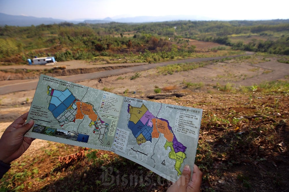 Pengelola memperlihatkan Sumedang Industrialpolis Masterplan di lahan yang rencananya akan dibangun Kawasan Industri Sumedang Industrialpolis di Buahdua, Kabupaten Sumedang, Jawa Barat, Jumat (13/9/2024)./Bisnis-Rachman