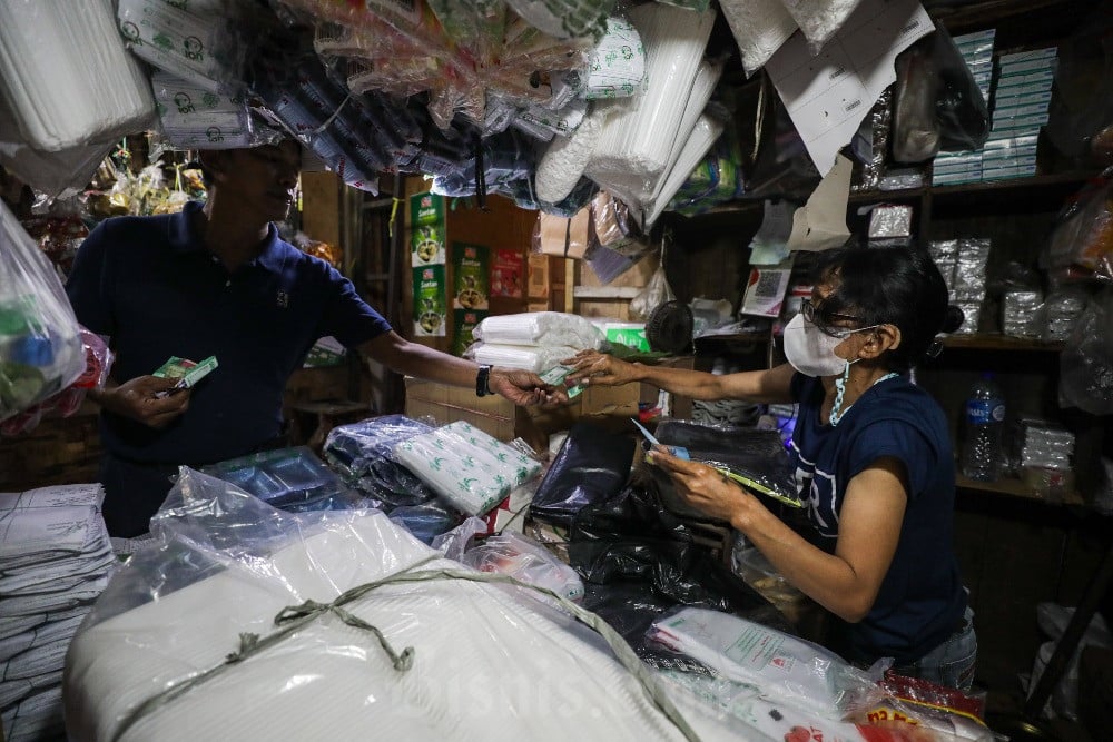 Pedagang plastik melayani pembeli di Pasar Minggu, Jakarta, Senin (6/4/2026)./Bisnis-Arief Hermawan P