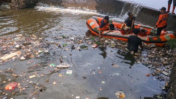 Antisipasi Bencana Hidrometeorologi, Petugas DLH Bogor Gerak Cepat Bersihkan Sedimen dan Sampah di Aliran Sungai Cikaret