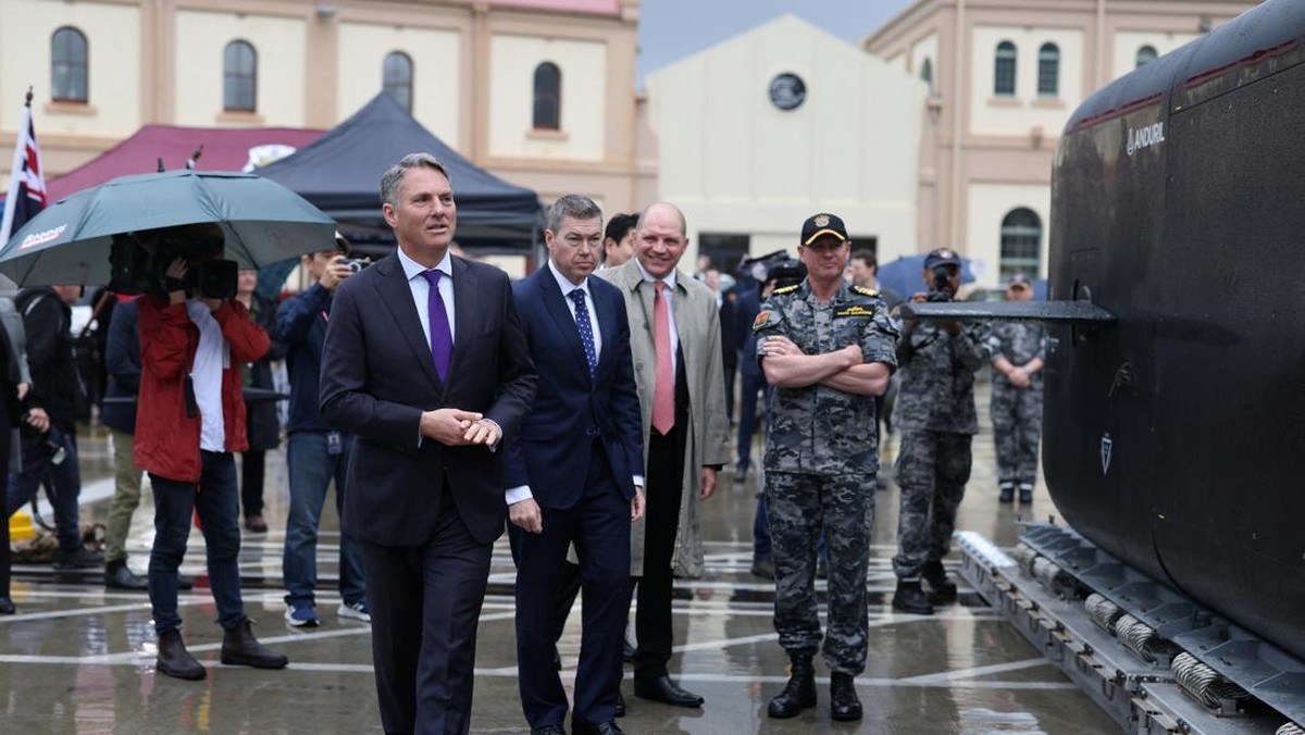 Foto: Richard Marles, Wakil Perdana Menteri Australia dan Menteri Pertahanan, dan Pat Conroy, Menteri Industri Pertahanan Australia, memeriksa Kendaraan Bawah Laut Otonom Ekstra Besar (XL-AUV) Anduril Ghost Shark yang dipamerkan di pangkalan Angkatan Laut Kerajaan Australia HMAS Kuttabul, di Sydney, Australia, 10 September 2025. (REUTERS/Hollie Adams)