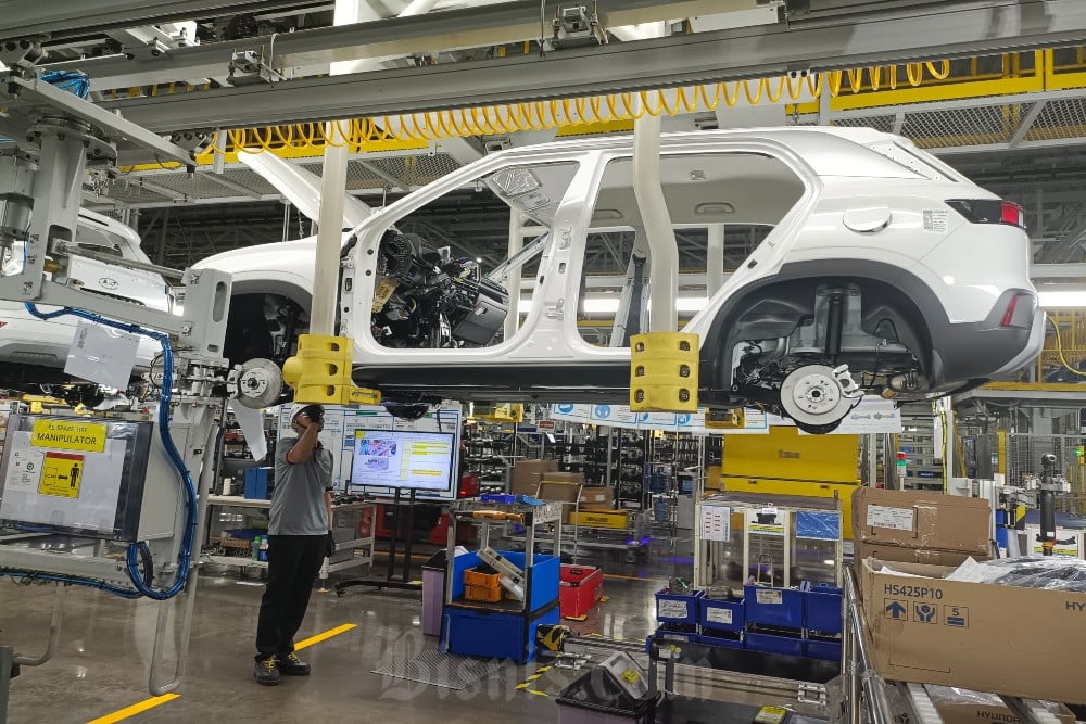 Karyawan pabrik tengah merakit mobil Hyundai di PT Hyundai Motor Manufacturing Indonesia (HMMI)./Bisnis-Rizqi Rajendra