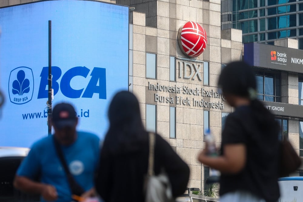 Warga melintas di depan gedung Bursa Efek Indonesia di Jakarta, Jumat (15/5/2026). JIBI/Bisnis/Abdurachman