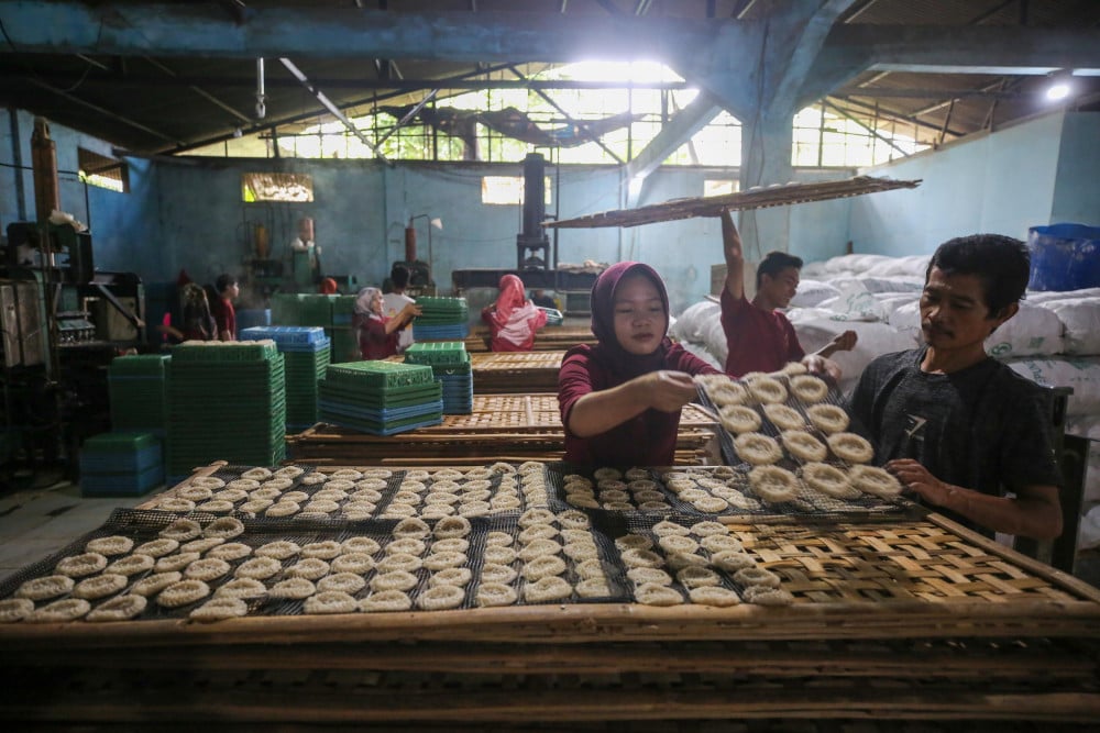 Pekerja menyelesaikan pembuatan kerupuk di salah satu rumah industri, Depok, Jawa Barat