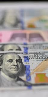 Karyawan memperlihatkan uang pecahan rupiah dan dolar Amerika Serikat (AS) di gerai penukaran mata uang asing Ayu Masagung, Jakarta. ANTARA FOTO/Indrianto Eko Suwarso/kye