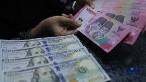 Foto: Karyawan menghitung uang pecahan dolar Amerika Serikat (AS) di gerai penukaran mata uang asing, Jakarta, Jumat (24/4/2026). (CNBC Indonesia/Muhammad Sabki)