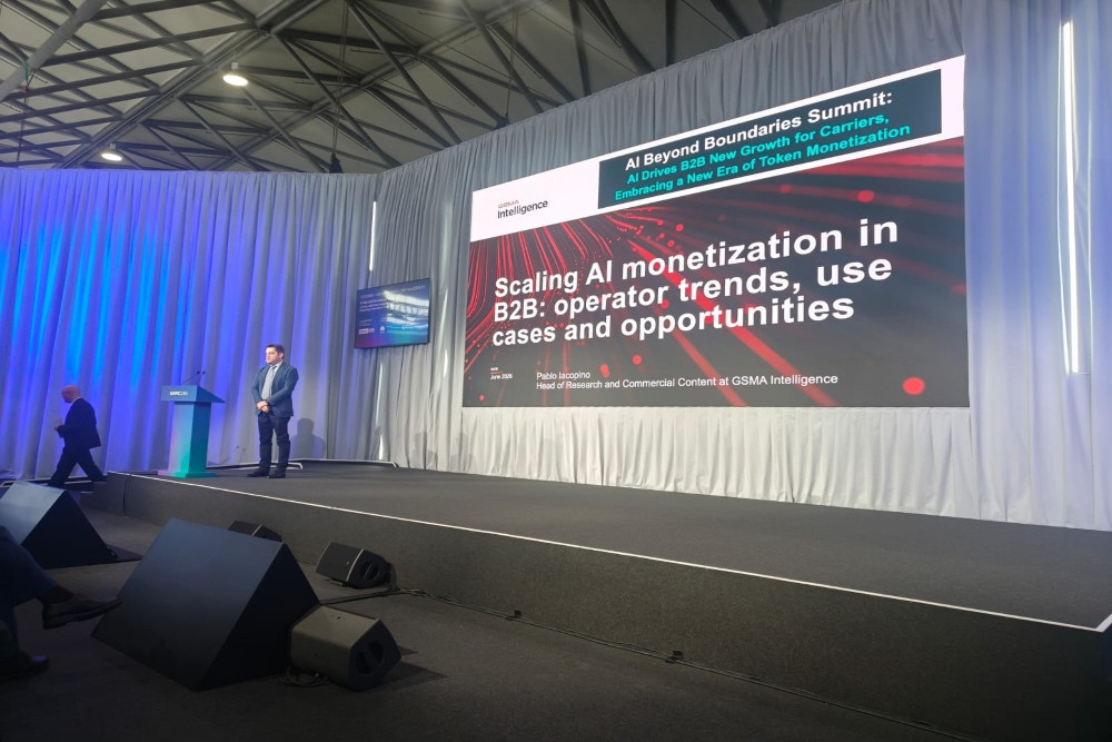 Head of Research and Commercial Content Strategy GSMA Intelligence, Pablo Lacopino, memaparkan mengenai dinamika AI yang memberikan peluang strategis bagi para penyedia layanan konektivitas untuk masuk ke dalam ekosistem operasional enterprise/Bisnis.com-Leo Dwi Jatmiko