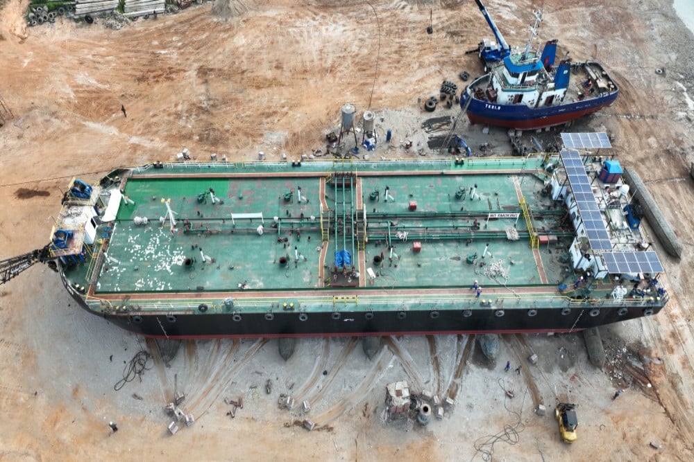 Sebagai Subholding Power & New Renewable Energy Pertamina (SH PNRE), Pertamina NRE memasang PLTS berkapasitas 11,5 kWp yang terintegrasi dengan BESS berkapasitas 32 kWh untuk mendukung kebutuhan energi di atas Kapal Oil Barge (OB) Patra 2303 milik PT Pertamina Trans Kontinental (PTK). /Istimewa-Pertamina NRE
