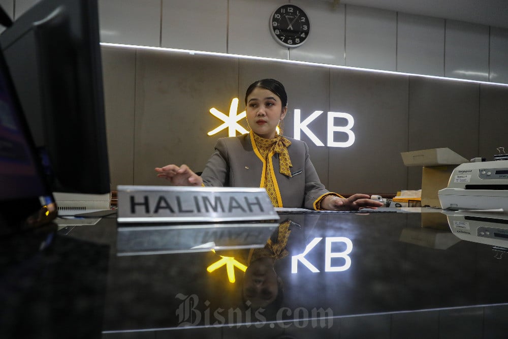 Karyawan melayani nasabah di salah satu kantor cabang KB Bank di Jakarta, Senin (4/3/2024). Bisnis/Arief Hermawan P
