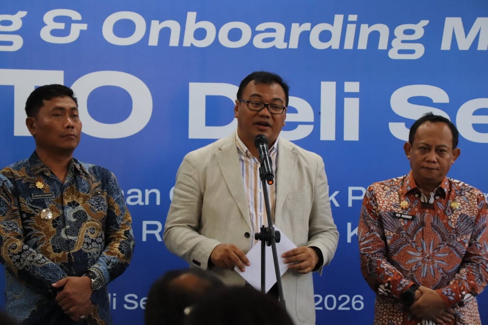 Bupati Deli Serdang Asri Ludin Tambunan mengumumkan pemberian insentif berupa potongan pajak restoran menjadi 5% bagi pelanggan yang bertransaksi di merchant mitra penyedia QRESTO, dalam agenda Launching dan Onboarding QRESTO Deli Serdang di Rumah Makan Pondok Rame, Jumat (26/6/2026)./ BISNIS - Delfi