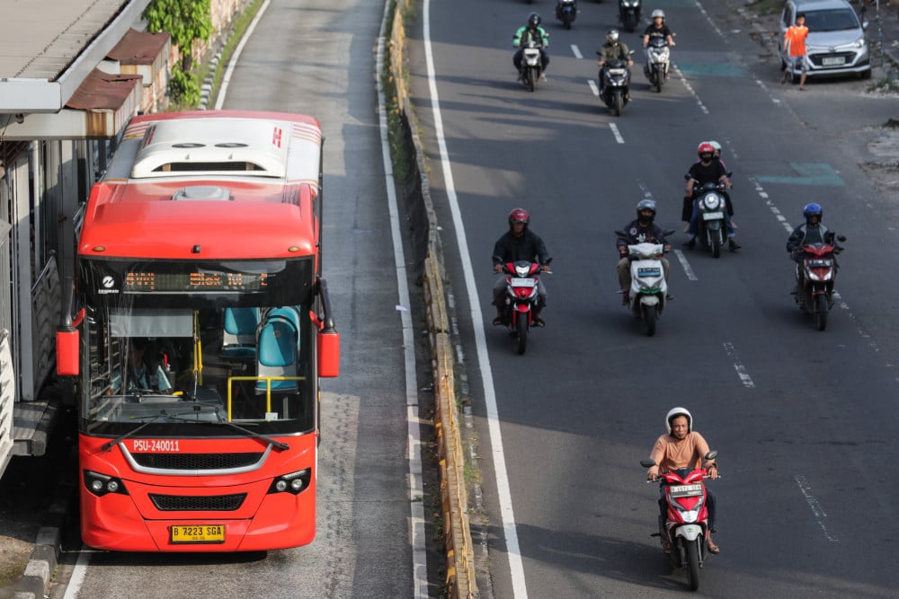 Bus Transjakarta melintas di Jakarta, Minggu (17/5/2026). Bisnis/Fanny Kusumawardhani