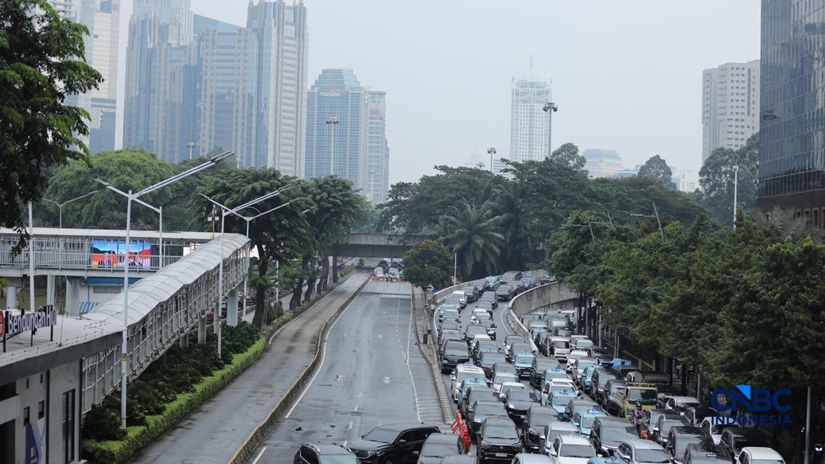 Foto: Suasana kemacetan di kawasan Tosari-Sudirman, Jakarta, Senin (15/6/2026). (CNBC Indonesia/Tri Susilo)