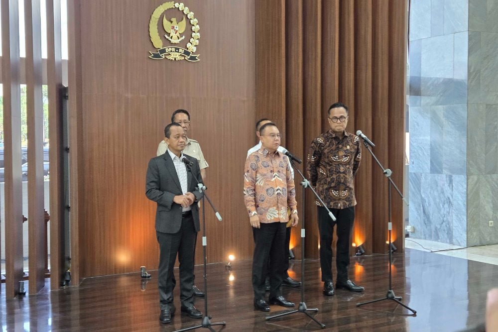 kiri ke kanan: Menteri ESDM Bahlil Lahadalia, Menteri Hukum Supratman Andi Agtas, Wakil Ketua DPR RI Sufmi Dasco Ahmad, Menteri Sekretariat Negara Prasetyo Hadi, dan Kepala BP BUMN sekaligus COO Danantara Dony Oskaria dalam konferensi pers di Kompleks Parlemen, Jakarta, Senin (8/6/2026). Bisnis-Mochammad Ryan H