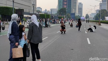 Jalan Protokol Jakarta Ditutup untuk Perayaan HUT, Warga Manfaatkan Momen untuk Berswafoto