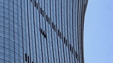 Insiden Langit Ibu Kota Tiongkok: Pesawat Kecil Hantam Puncak Gedung Tertinggi Beijing, Penyebab Masih Jadi Teka-Teki