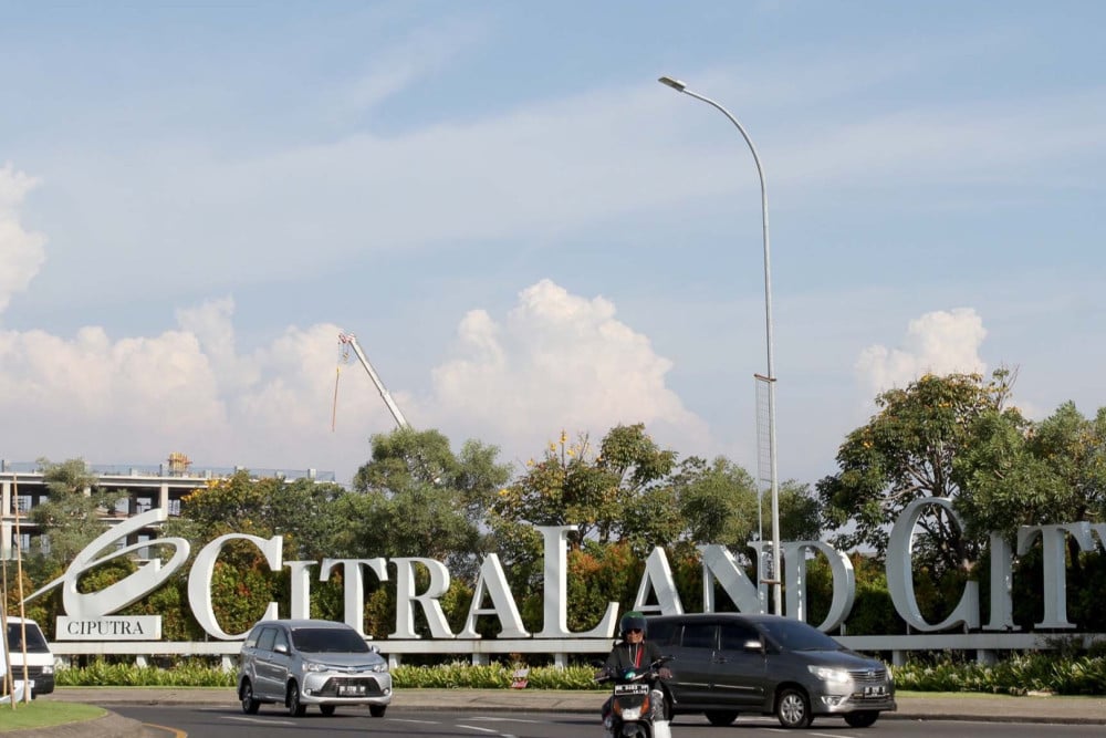Kendaraan melintas dikawasan Citraland City di Makassar, Sulaweai Selatan, Jumat (26/5/2023)./JIBI/Bisnis/Paulus Tandi Bone