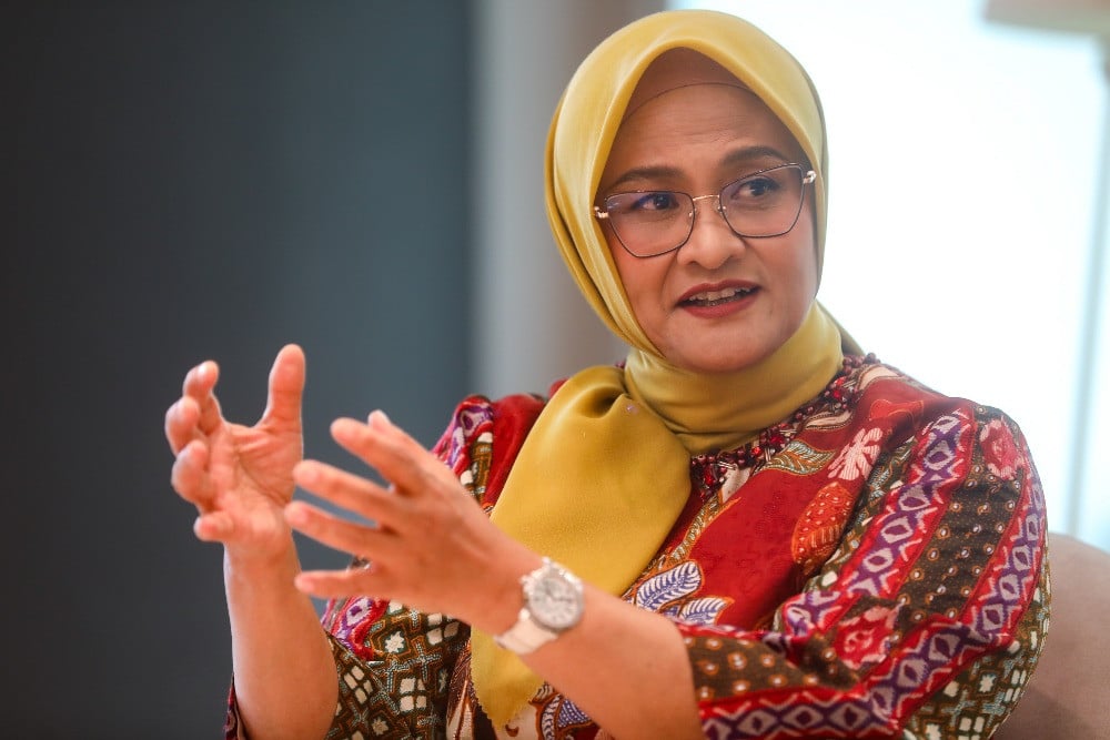 Direktur Utama PT Telkom Indonesia Tbk (Telkom) Dian Siswarini memberikan paparan saat diwawancarai Direktur Pemberitaan & Produksi sekaligus Pemimpin Redaksi Bisnis Indonesia Maria Y. Benyamin di Jakarta, Jumat (9/1/2026).