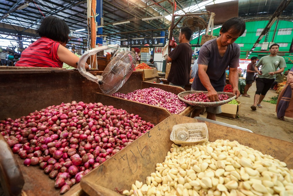 Pedagang memilah bawang merah di pasar induk Kramat Jati, Jakarta, Senin (24/2/2025)/JIBI/Bisnis/Abdurachman
