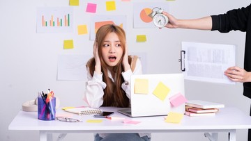 Stres juga bisa jadi pemicu kolesterol tinggi. Foto: Getty Images/iStockphoto/SunnyVMD