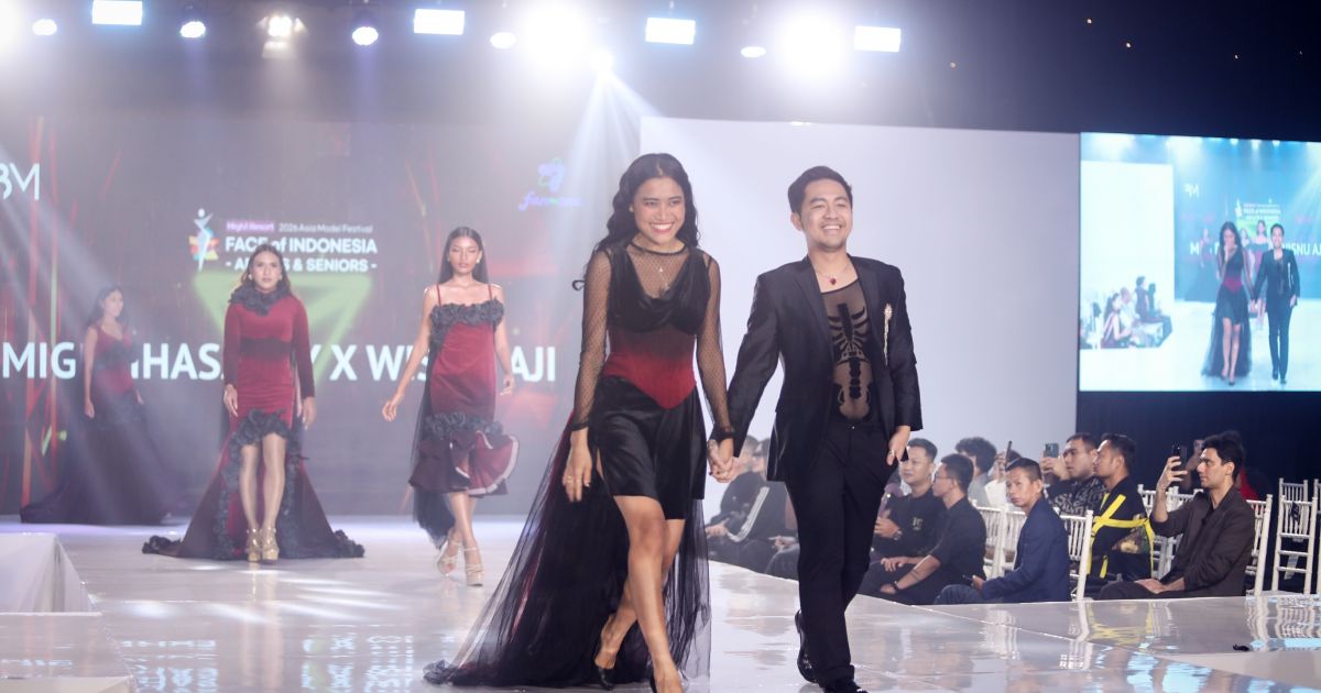 Peragaan busana Face of Indonesia 2026 menampilkan koleksi teatrikal 'Mawar Hitam Berdarah' hasil kolaborasi desainer Migi Rihasalay dan Wisnu Aji. [Foto: Reza Wibisono]