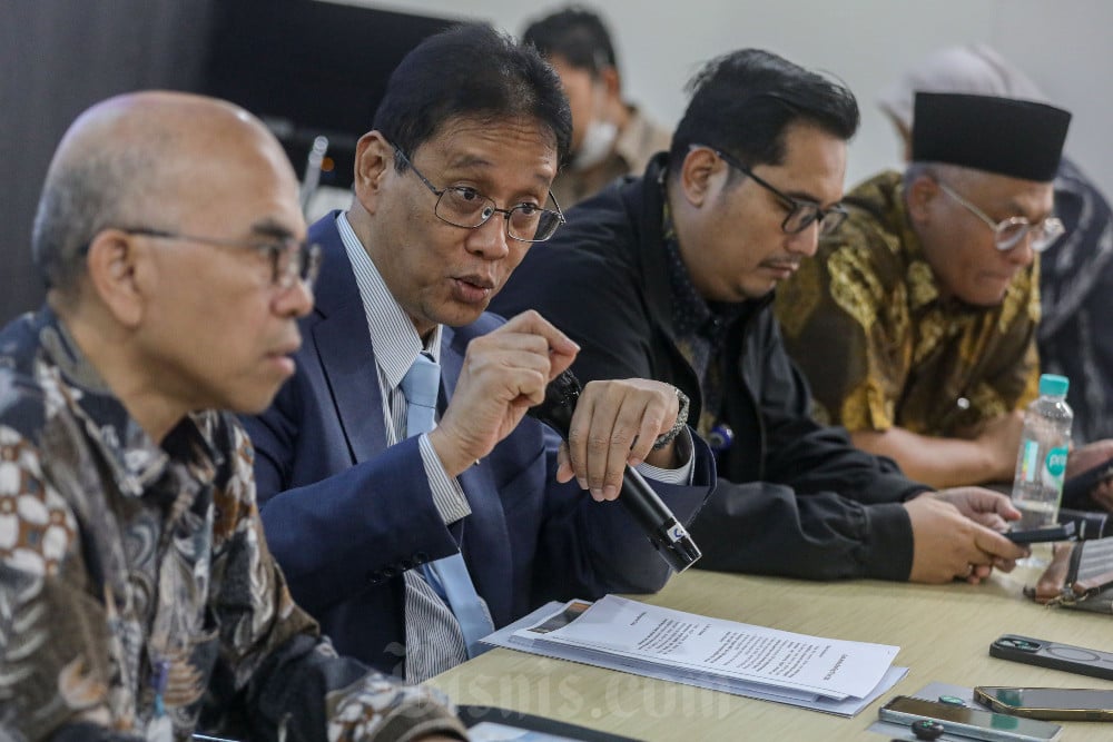 Menteri Keuangan Purbaya Yudhi Sadewa (kedua kiri) didampingi Sekjen Robert Leonard Marbun (dari kiri), Plt. Direktur Jenderal Stabilitas & Pengembangan Sektor Keuangan Herman Saheruddin dan Dirjen Pengelolaan Pembiayaan dan Risiko (DJPPR) Suminto Sastrosuwito menjawab pertanyaan wartawan saat media briefing di Jakarta, Jumat (26/6/2026). / Bisnis-Eusebio Chrysnamurti